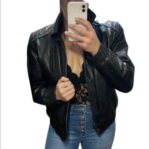 VTG Wilson’s Leather Bomber Jacket with removable faux fur lining. Men’s sz S